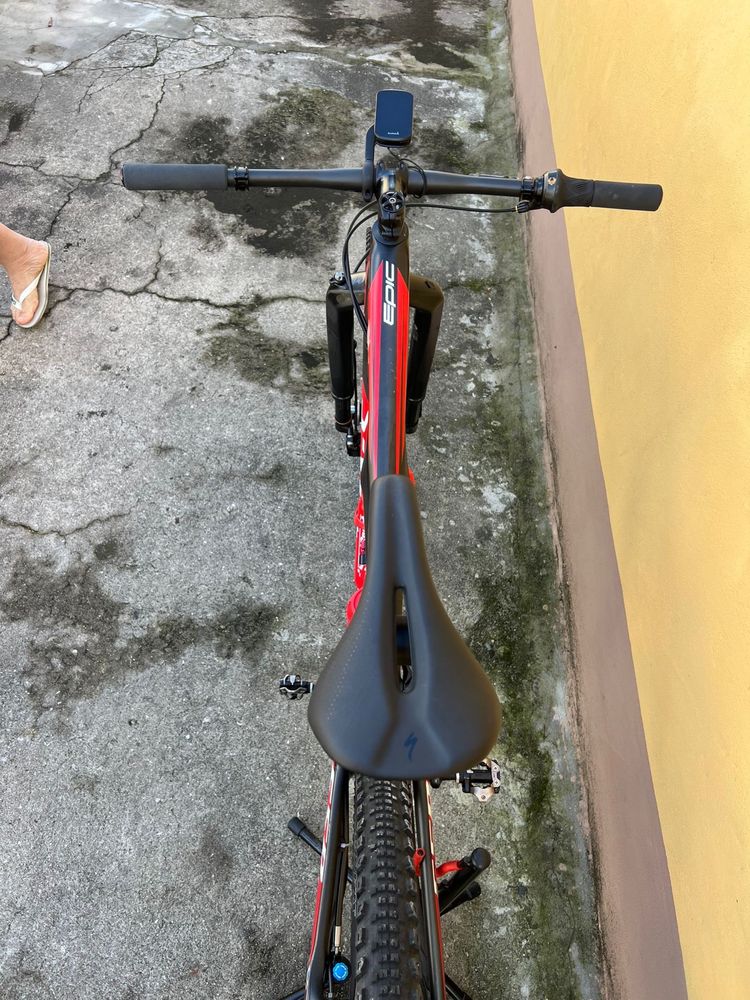 Bicicleta preta/vermelha Specialized