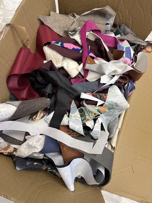 Karton ścinków materiałów tapicerskich