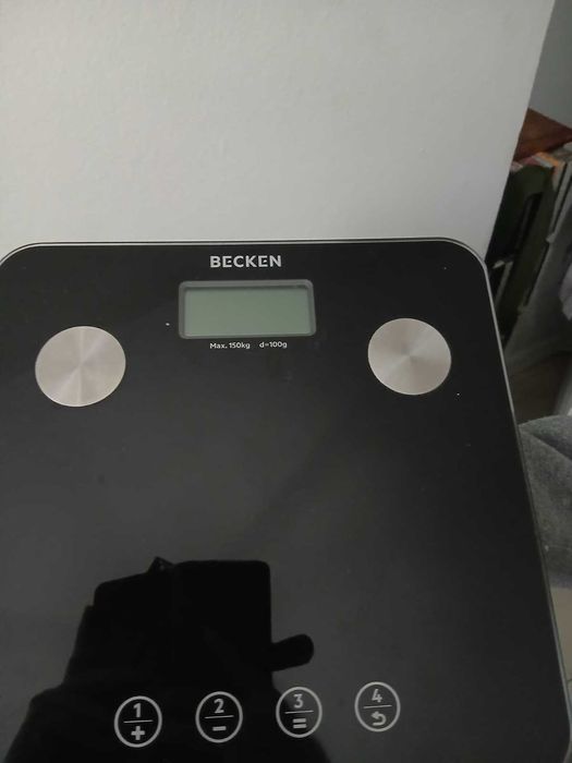 TV's e balança Becken avariadas para aproveitamento de peças