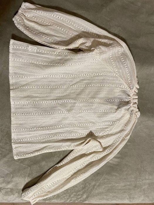 Блуза з довгими рукавами та V- подібним вирізом та гудзиками