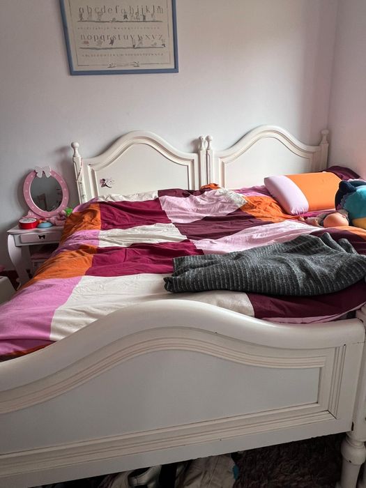 2 camas de 105x195 com os seus colchões, tapete e um armario