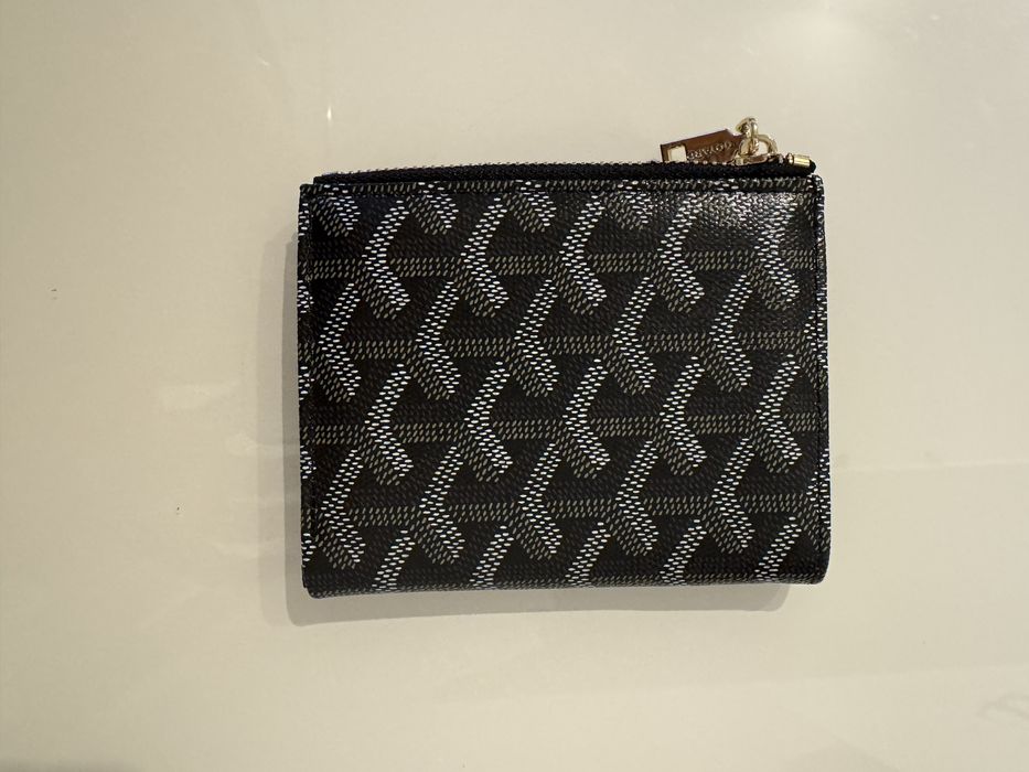 Carteira preta pequena.