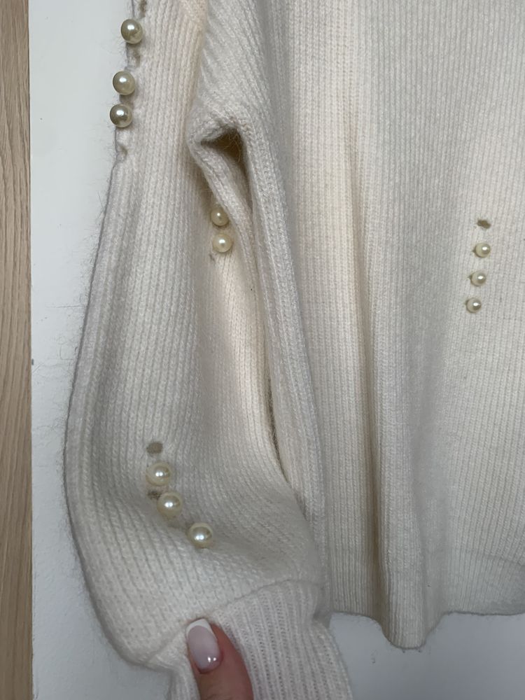 Sweterek smietankowy z perelkami