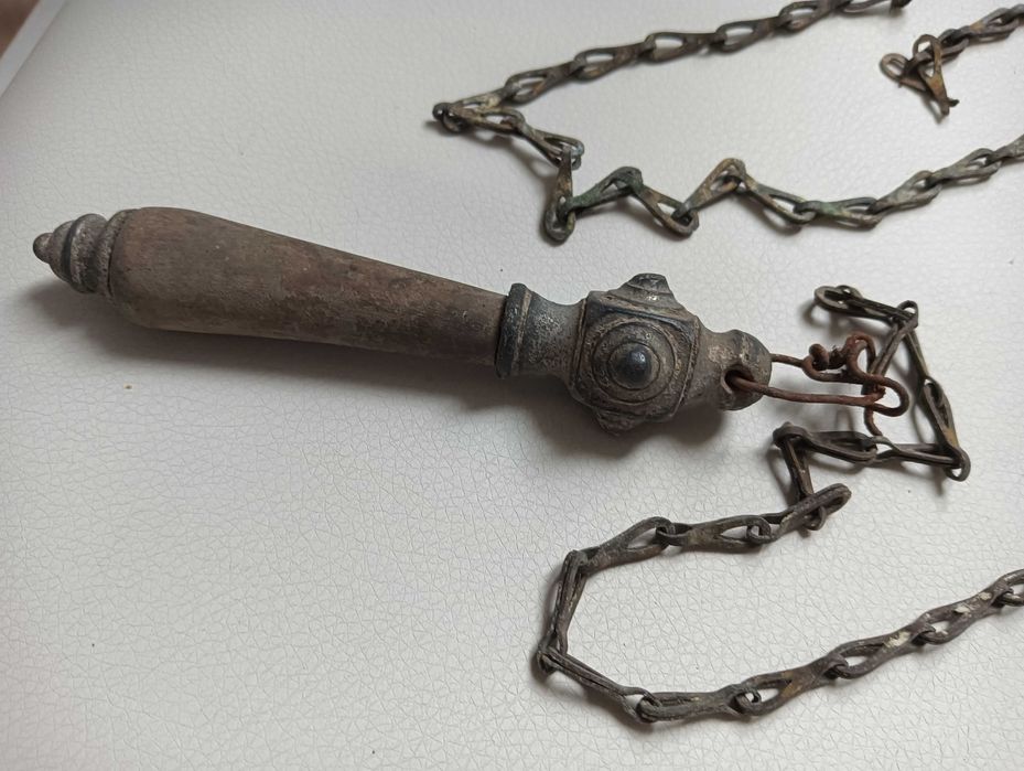 Stara rączka z łańcuszkiem do spłuczki