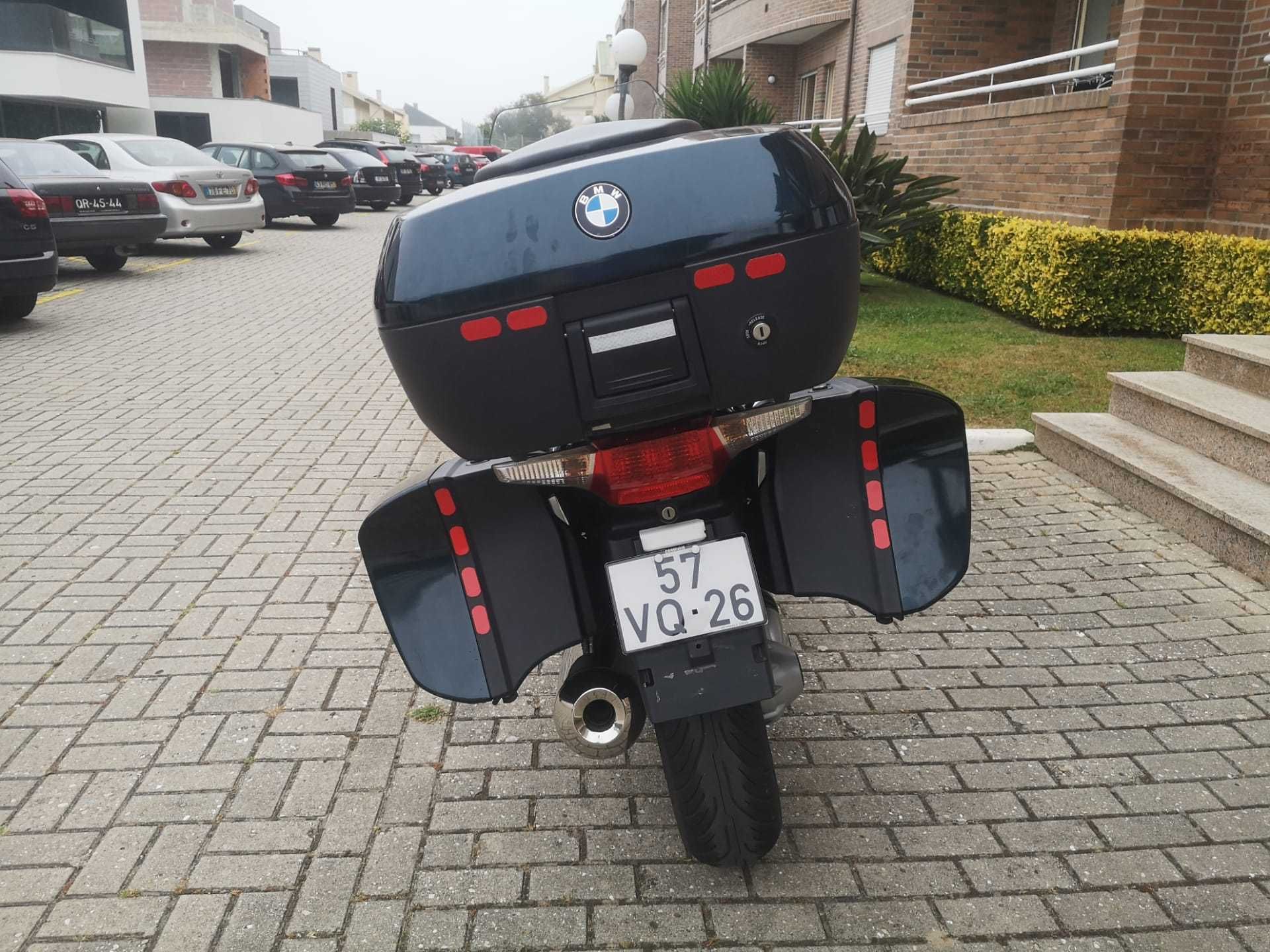 BMW R 1200 RT com malas laterais e top case