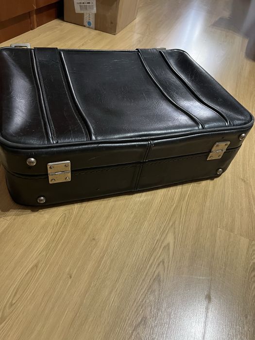 Mala vintage preta com mais de 40 anos .
