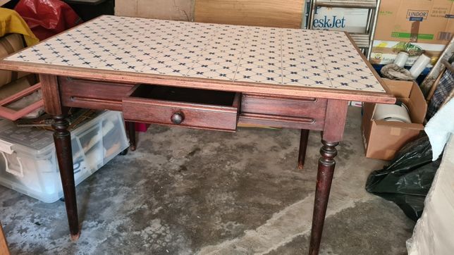 Mesa rectangular em mogno e tampo de azulejo