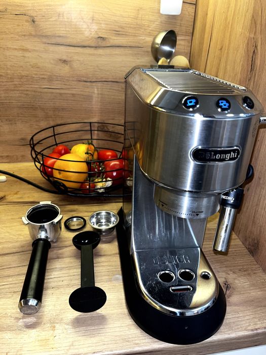 Ekspres kolbowy DeLonghi Dedica Style EC685.M