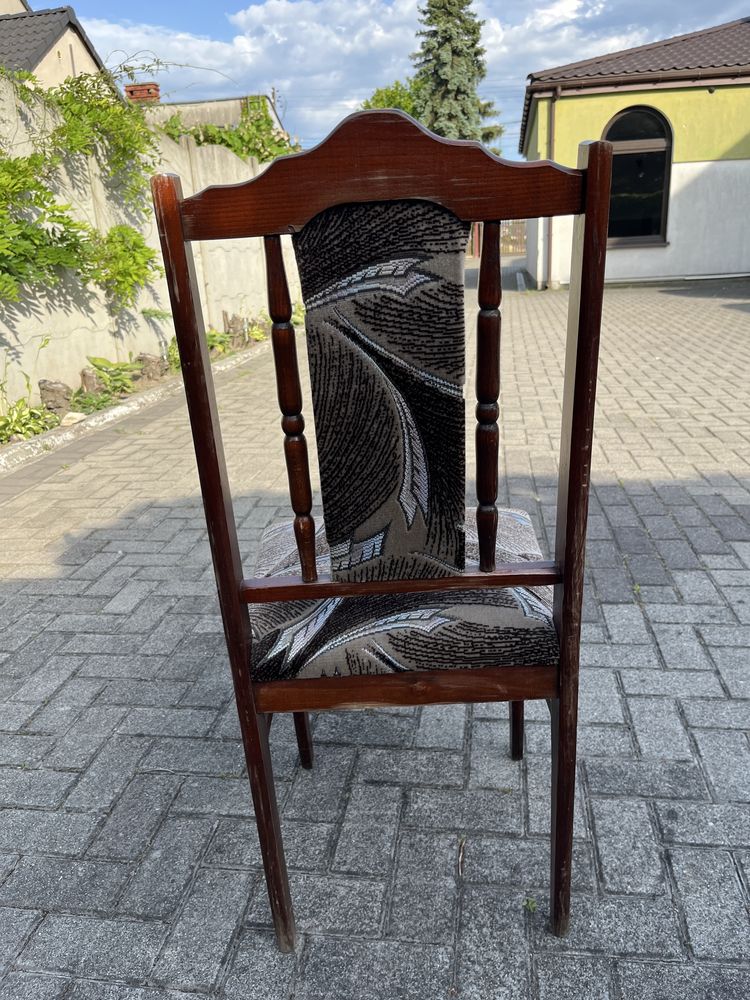 Krzesło drewniane vintage – solidne, wygodne, stylowe