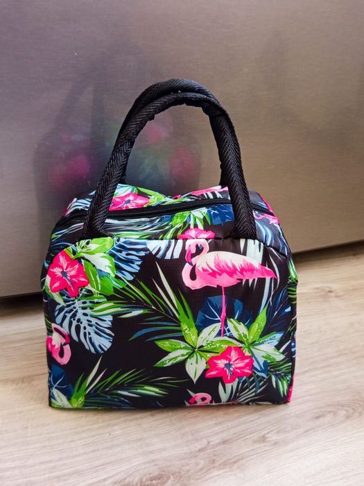 Nowa torba termiczna śniadaniowa o wymiarach 23x19x13 cm.