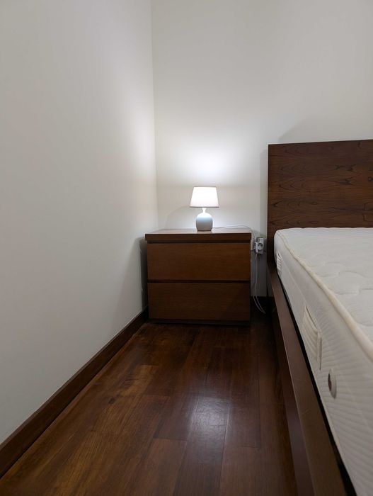 Conjunto de Quarto–Cama King + Estrado e Colchão + 2Mesas de Cabeceira
