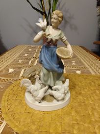 Figurka Porcelanowa Kobieta  Karmiąca Kury