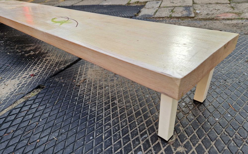 niska ławka dł. 220 cm, szer. ok. 25 cm