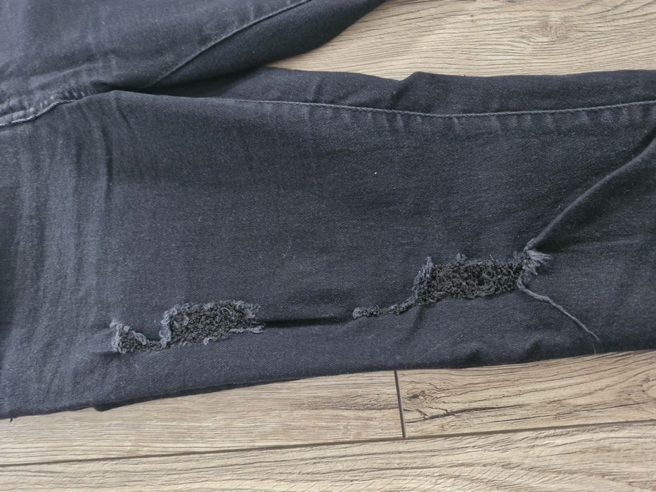 Ciemne jeansy Pepco z przetarciami rozmiar 36