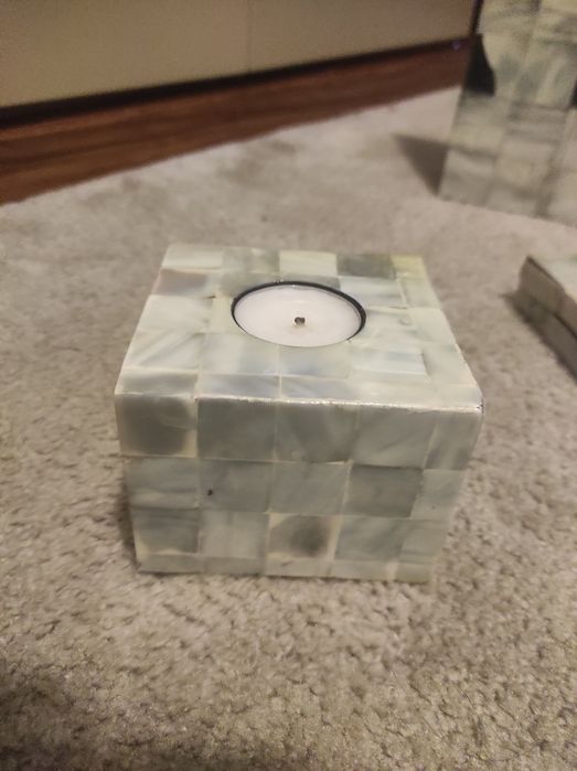 Conjunto de moldura, porta vela e caixa em madrepérola:
- porta vela c