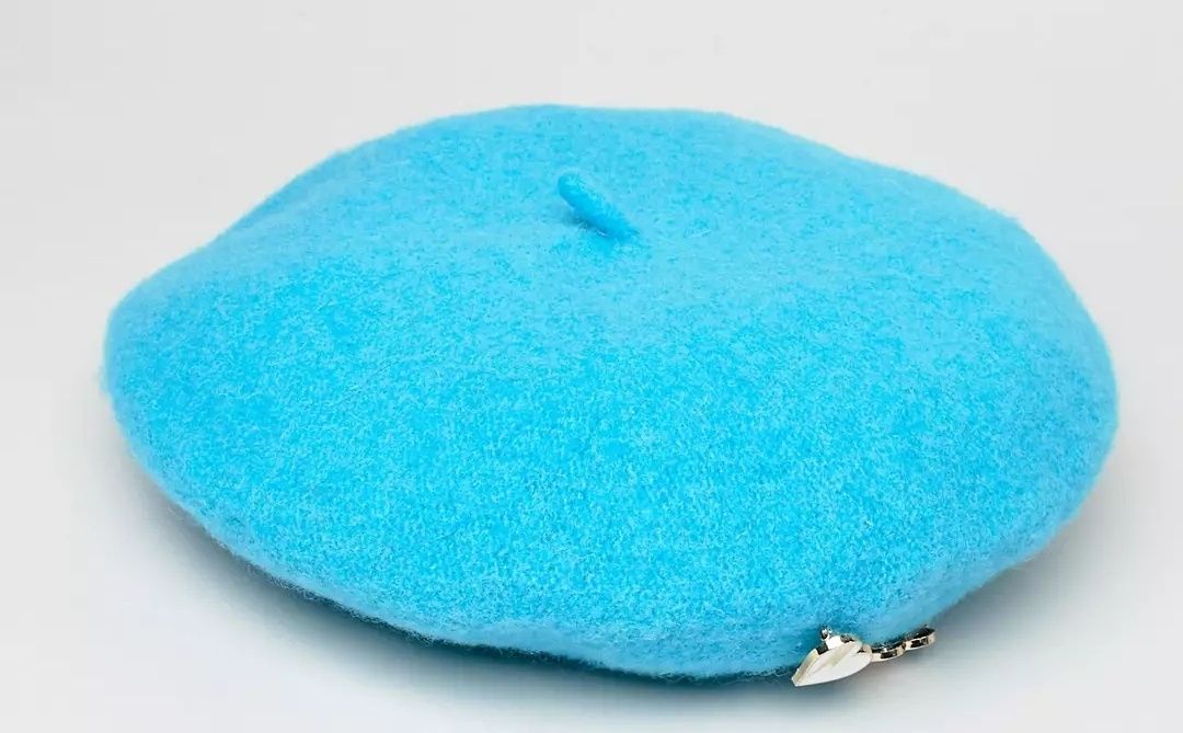 Wełniany beret Asos z przypinkami w kształcie serca. 100% wełna!