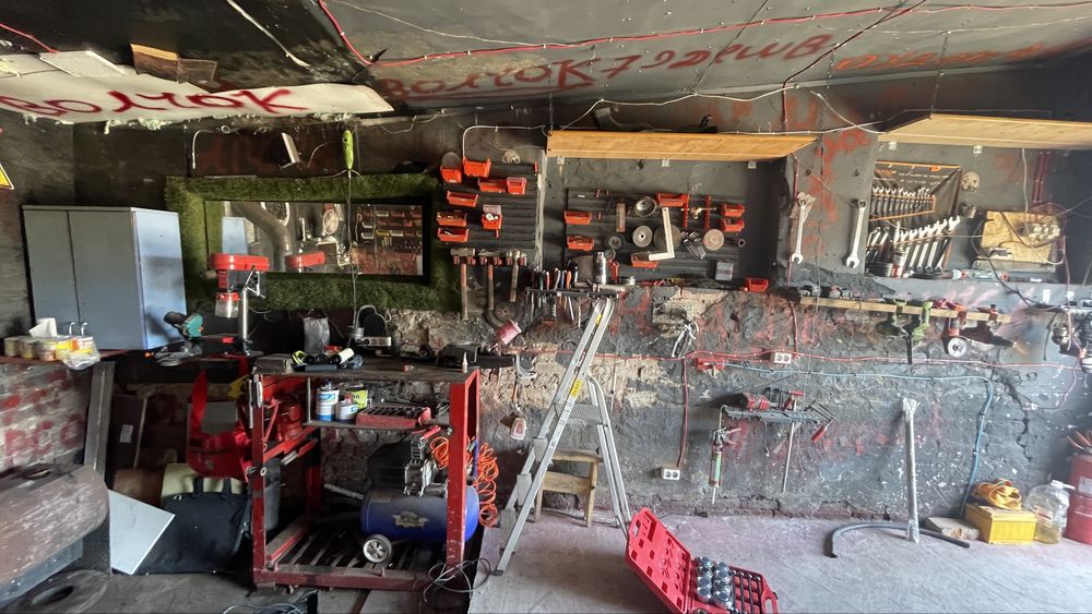 Продам гараж з інструментом під сто