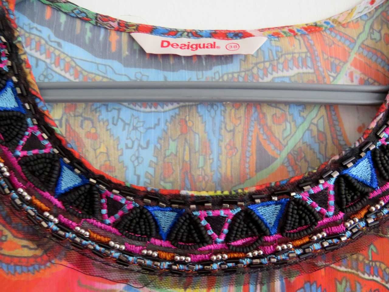 Blusa sem mangas Desigual Original – Colorido e Leve