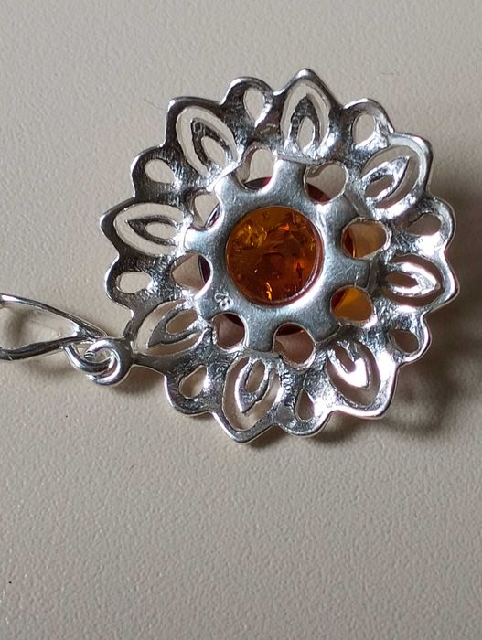 srebrna zawieszka z bursztynem bałtyckim