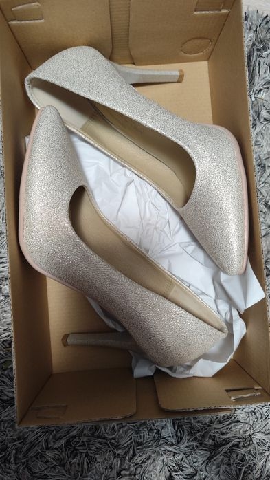 Szpilki jasne świecące beżowo złote