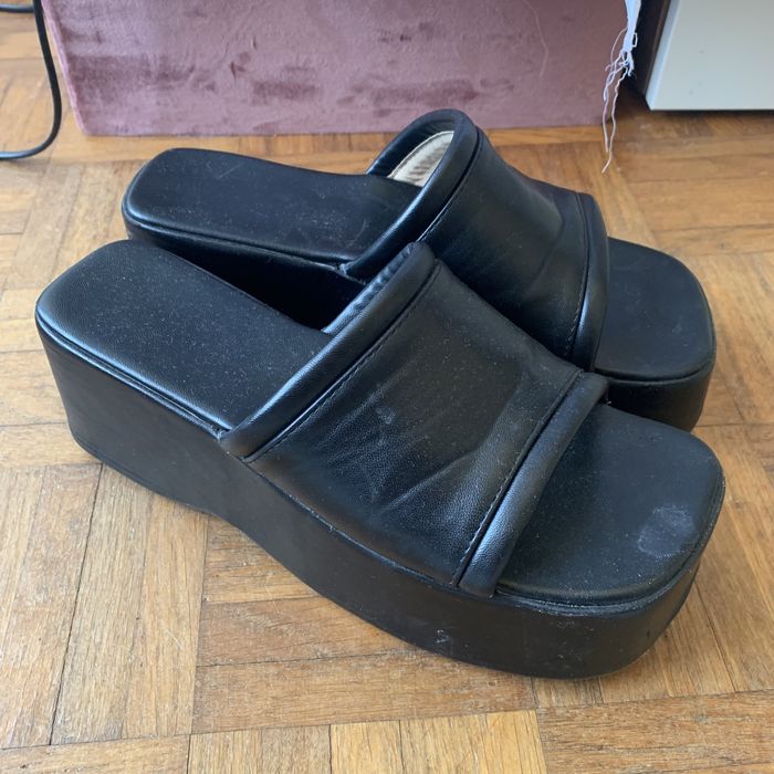 Sandálias pretas de plataforma