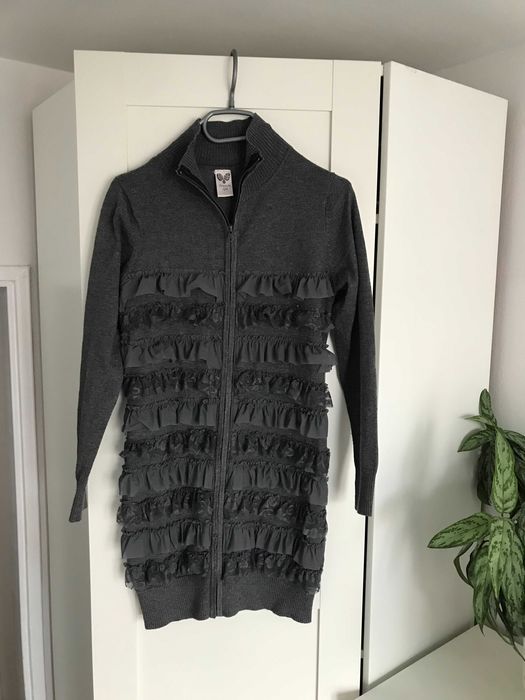 Długi sweter damski zapinany M z falbankami szary suwak