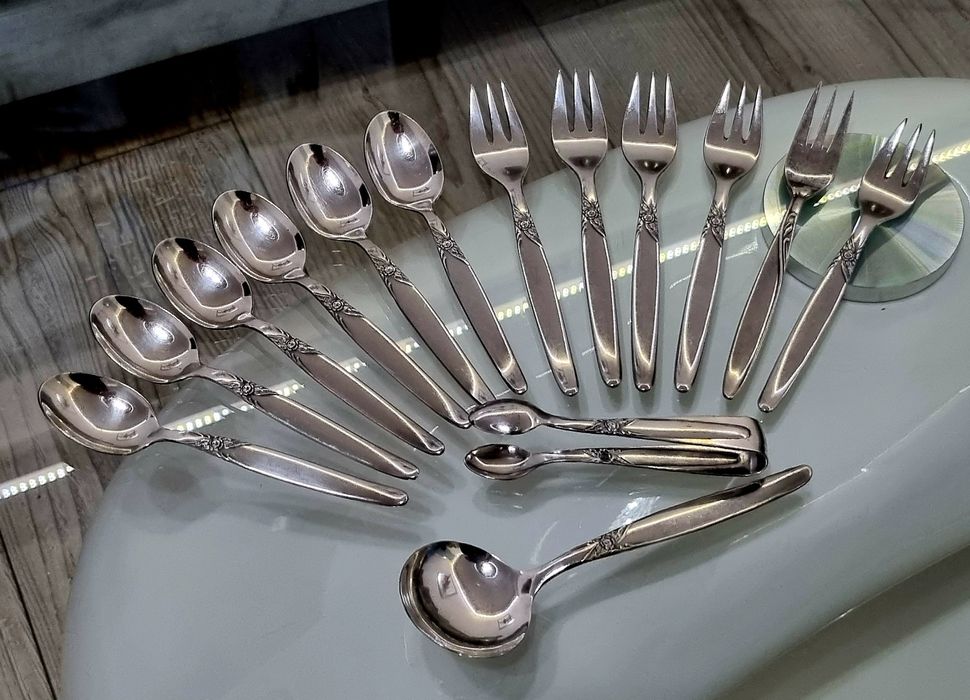 Posrebrzane i sygnowane sztucce deserowe