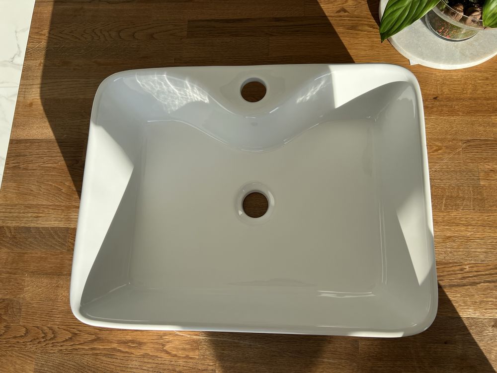 Ceramiczna umywalka nablatowa Castorama  z otworem 48 x 37 cm