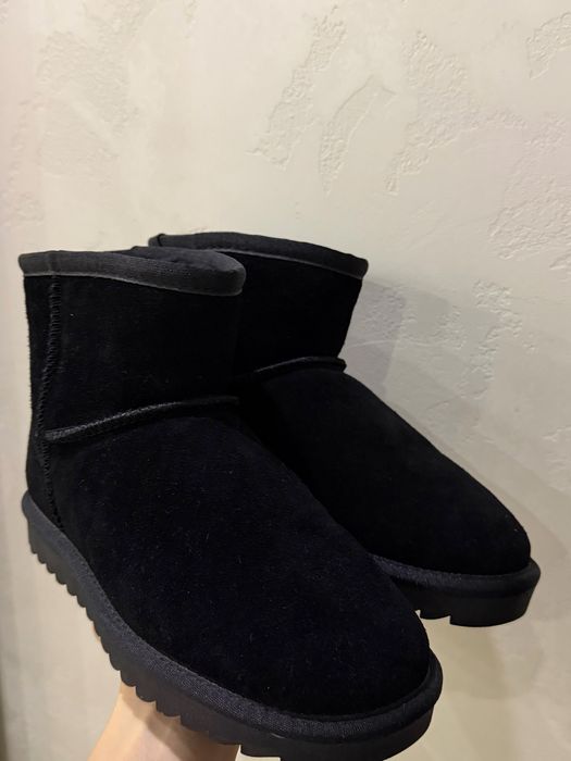 Ugg короткі чорного кольору