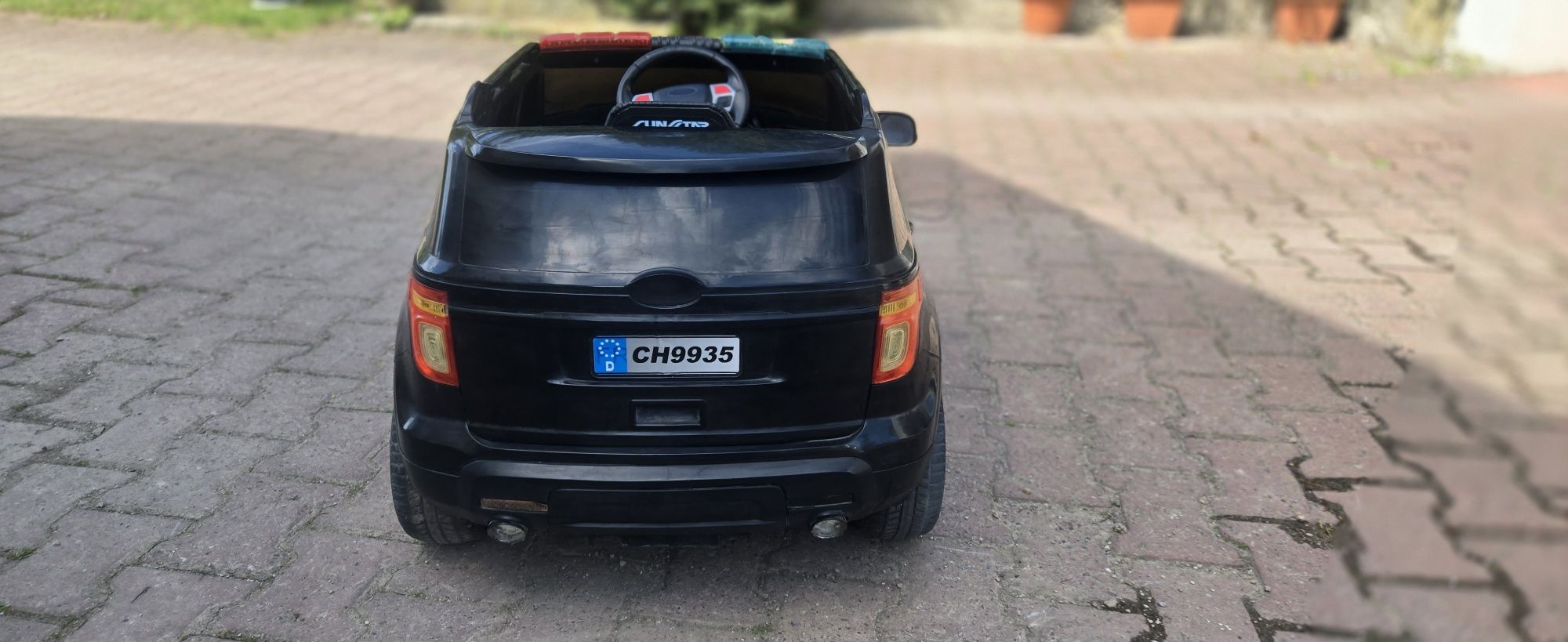 Samochodzik elektryczny dla dziecka z pilotem - policja.