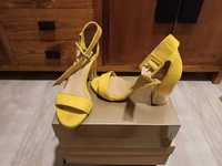 Sapatos de salto em camurça amarela