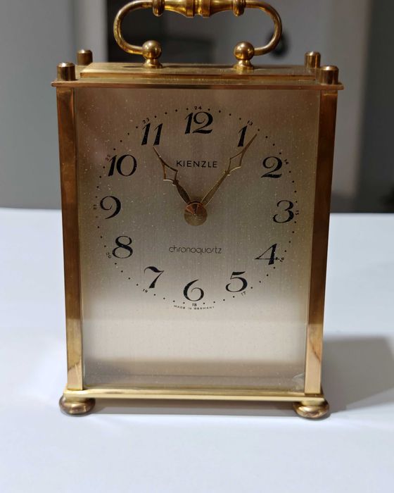 Elegancki zegar KIENZLE – klasyka, styl i historia. Chronoquartz.
