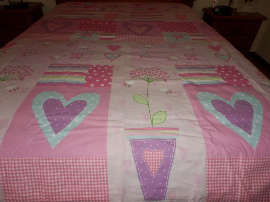 Capa de edredon rosa com cortinas laterais