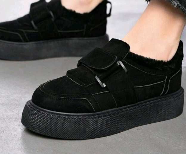 Кросівки на хутрі. Нові!