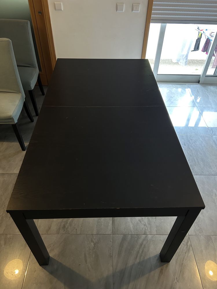 Mesa de jantar e conjunto de cadeiras