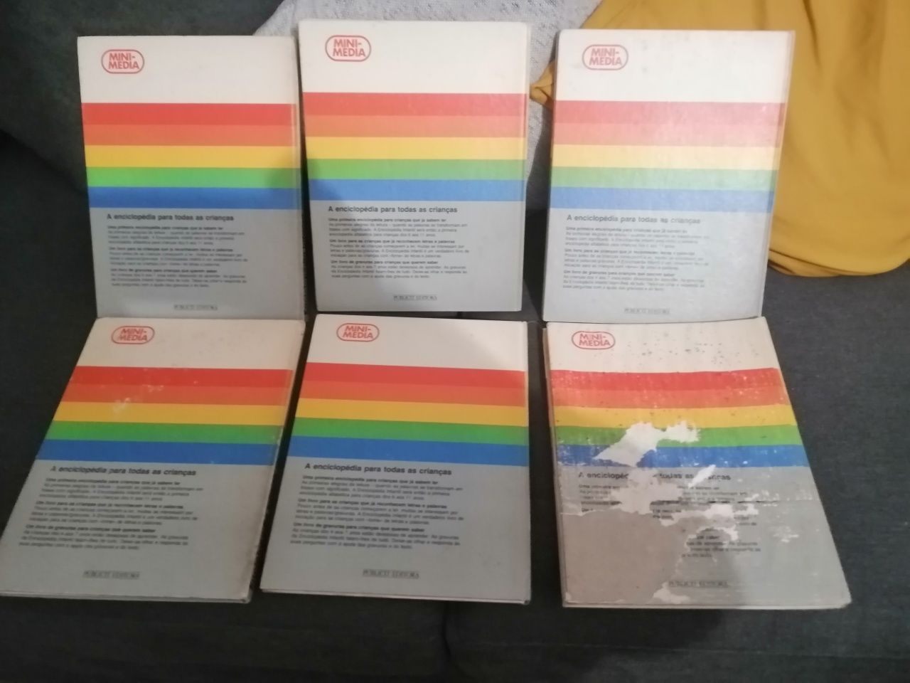 Enciclopédia infantil composto por sei livros