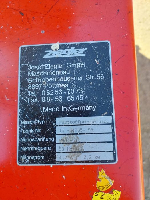 Belownica prasa  zgniatarka do kartonu makulatury odpadów smieci foli