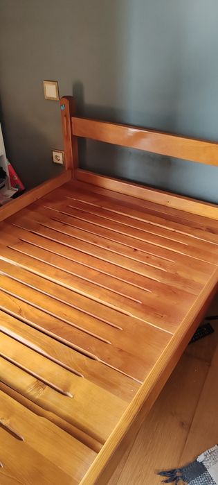 Cama de solteiro em madeira