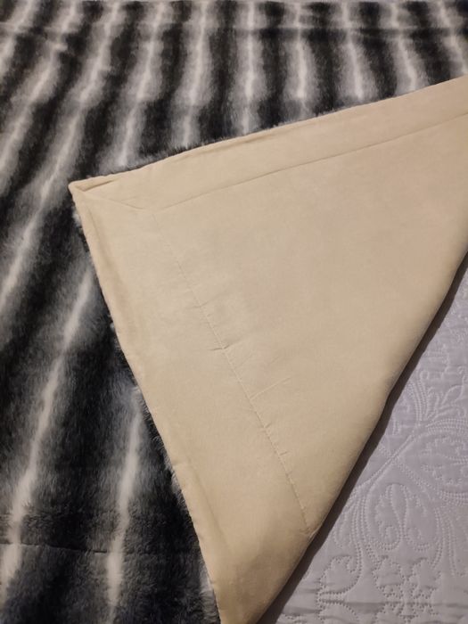 Manta com pêlo cinza e branco