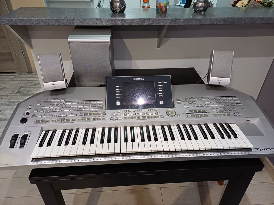 Sprzedam Yamaha Tyros 2 z glosnikami + CASE