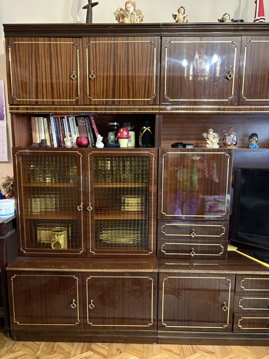 Meblościanka ze zlotymi okuciami