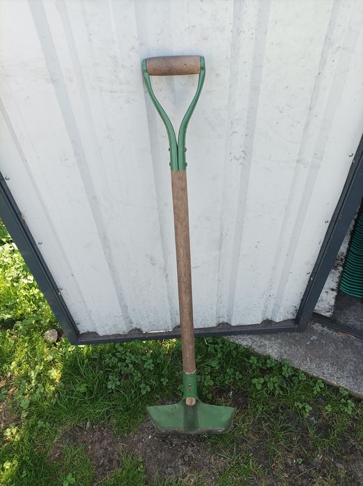 Solidna łopata ogrodowa.