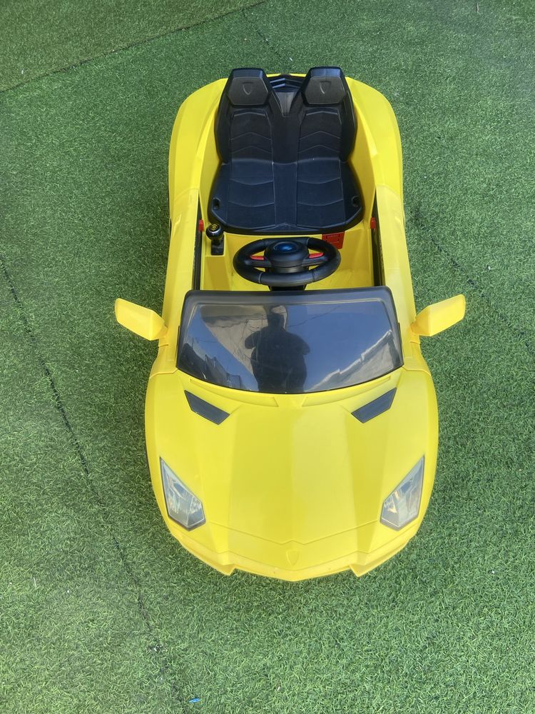 Carro amarelo a bateria