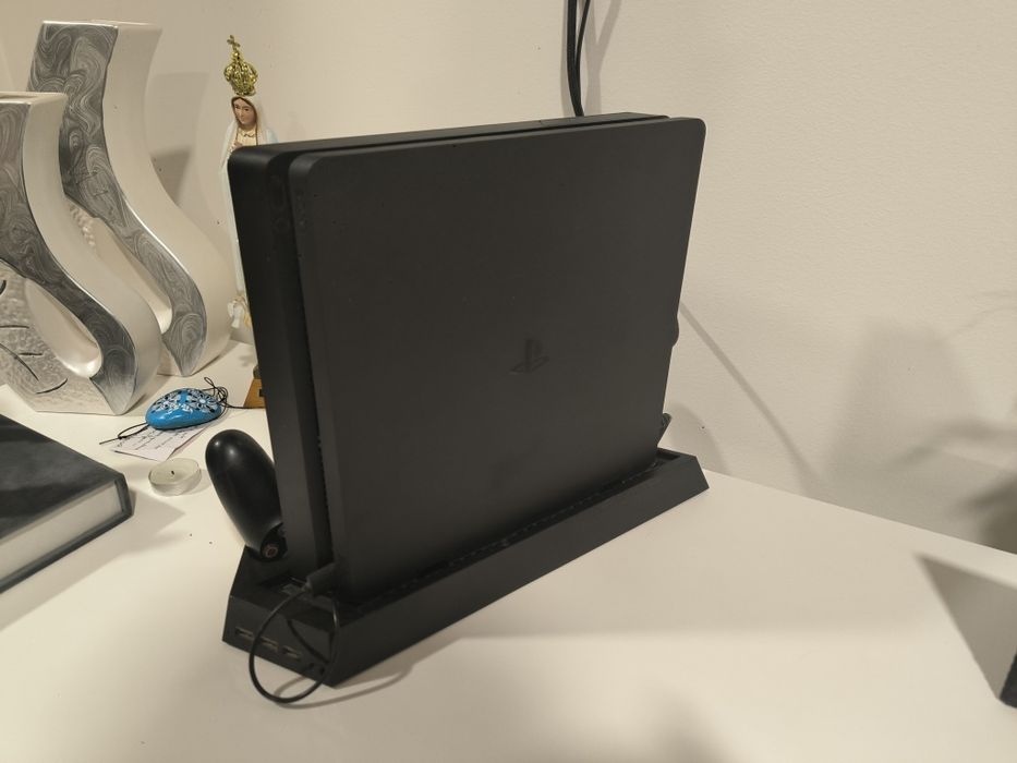 Ps4 slim 500gb com 2 comandos e suporte com carregador