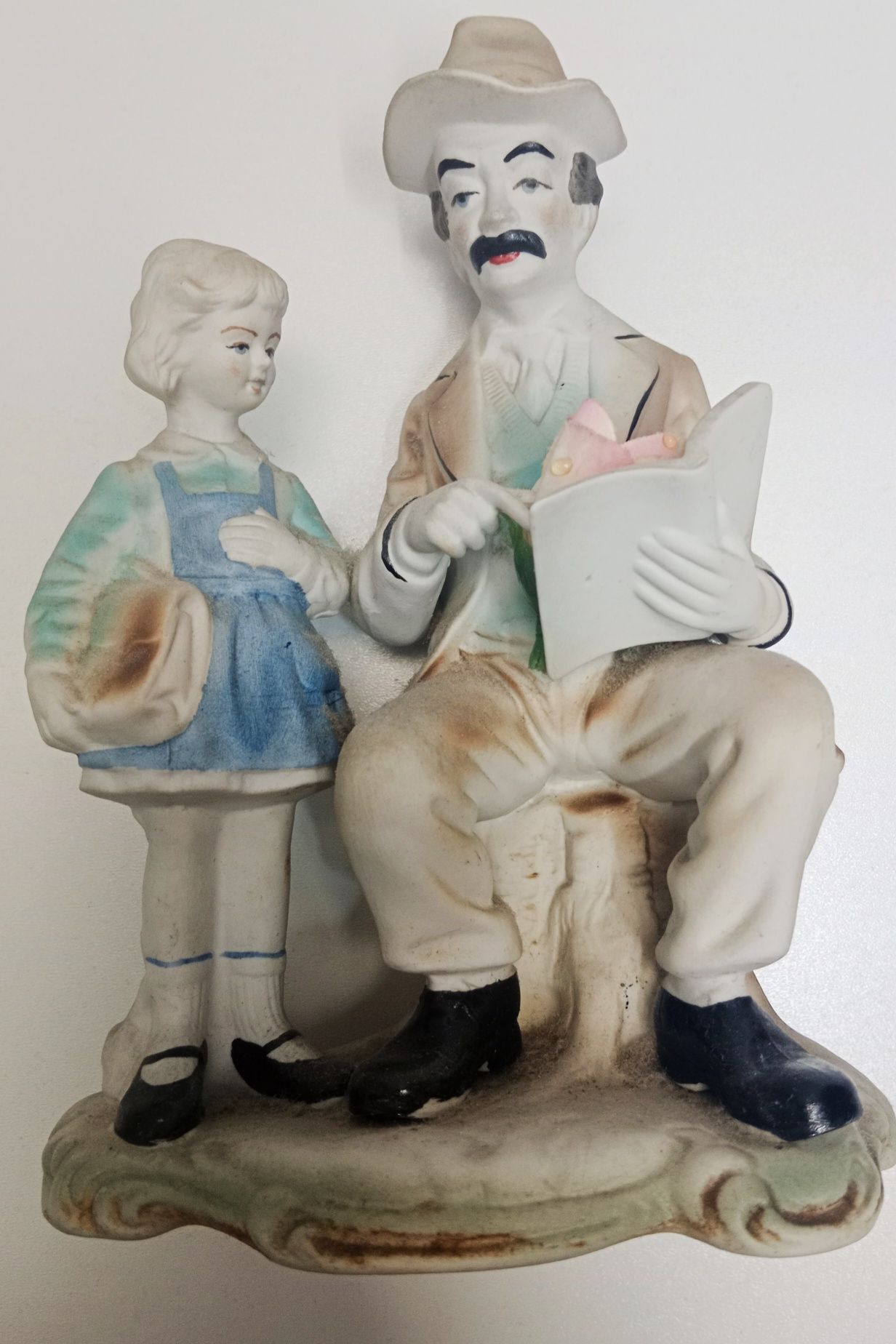 Figurka porcelanowa. Mężczyzna z dziewczynką. Z czasów PRL-u