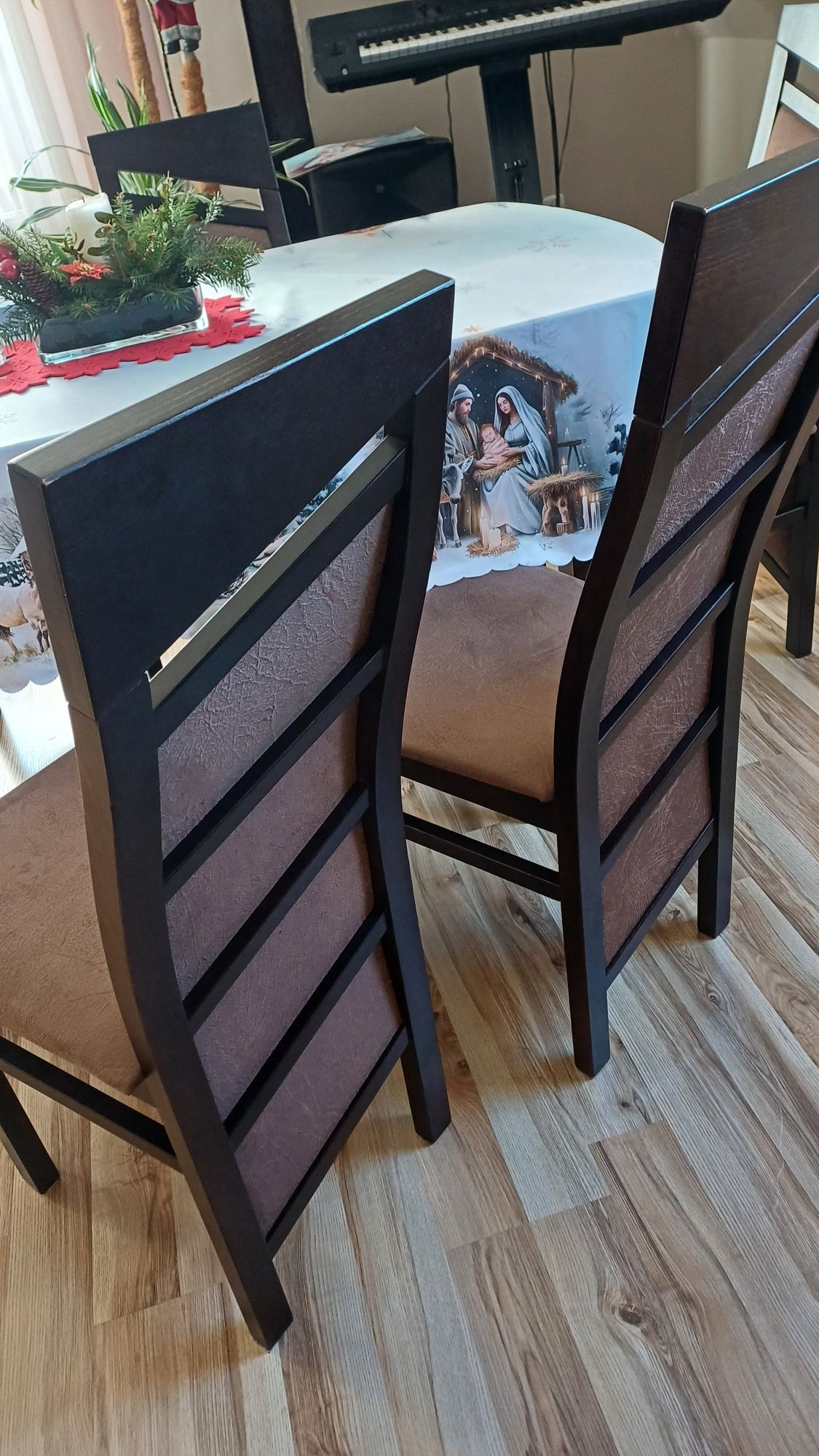 Stół+ 8 krzeseł drzewo (podana cena za sam stół)