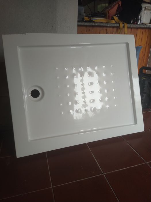 Base de duche nova com pequenas marcas de transporte