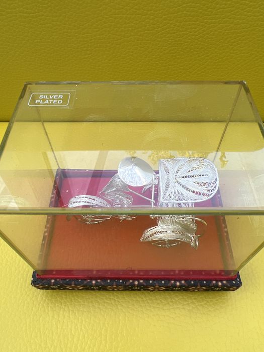 Ręcznie pleciona posrebrzana riksza rowerowa za szkłem silver plated