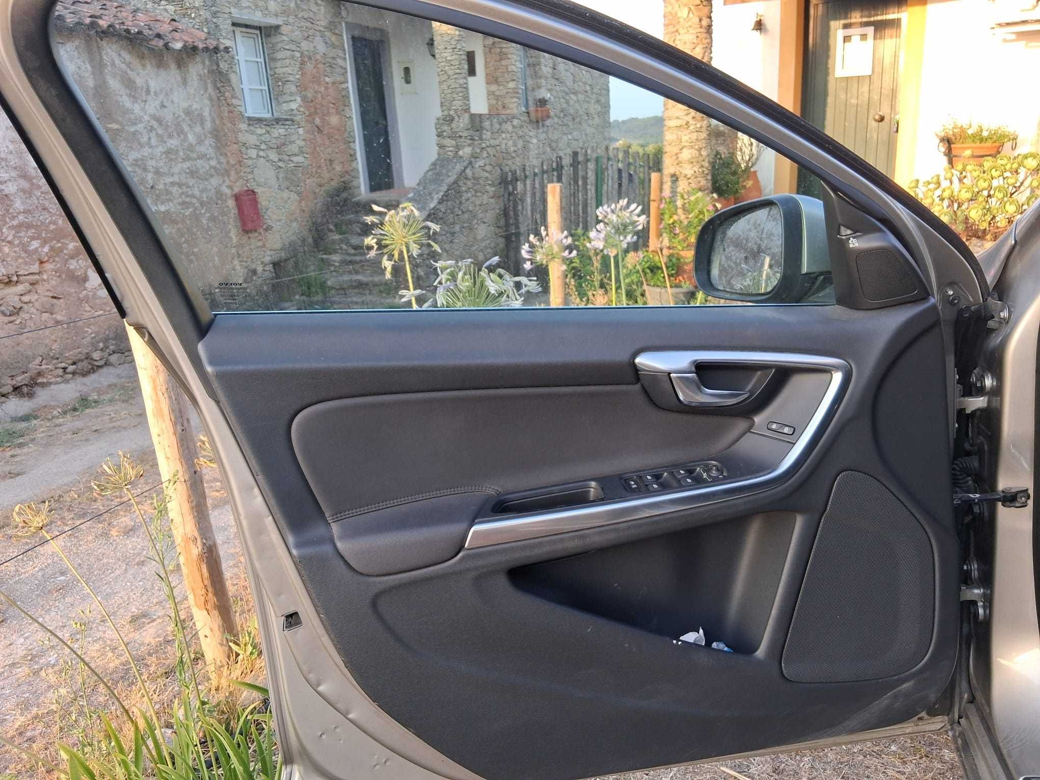 Carrinha Volvo V60 (salvado mas a circular) 5.500€