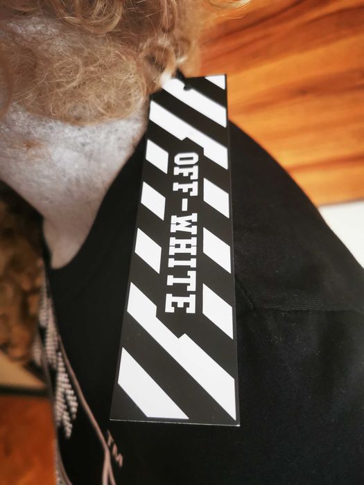 Nowy t shirt damski Off White w kolorze czarnym z cyrkoniami